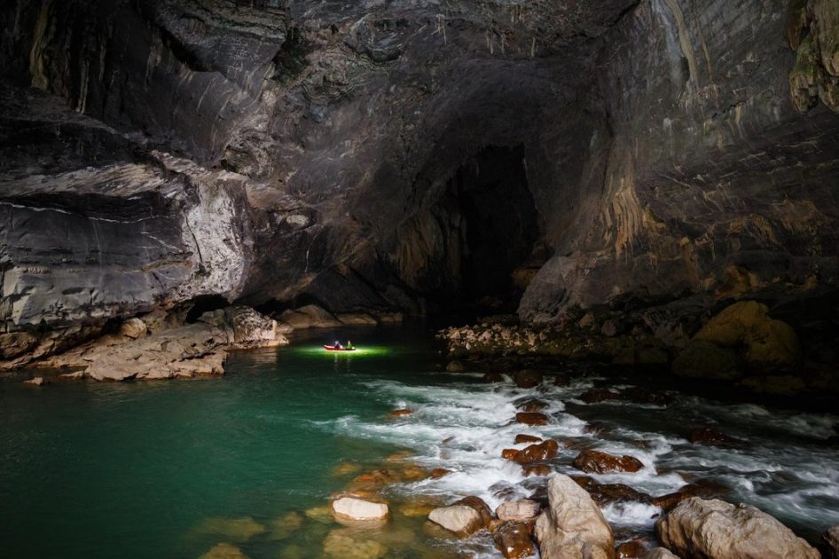 Una cueva con rÃ­o subterraneo